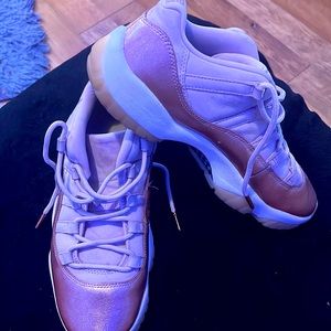 Jordan 11 retro low rose gold (W)